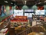 Interior de la tienda Hobbycraft mostrando los pasillos y estanterías de productos