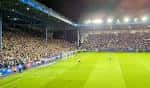 Interior del estadio durante un partido con espectadores en las gradas