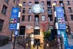 Fachada principal del edificio del museo con reloj y banderas decorativas