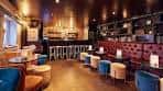 Interior del bar Callooh Callay con barra central y asientos modernos