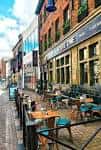 Fachada exterior del Route One Sports Bar con terraza al aire libre