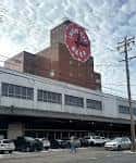 Fachada exterior del edificio de Velum Fermentation con el reloj característico