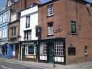 Vista exterior diurna de la fachada del pub The Half Moon en Oxford