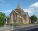 Vista exterior de St Aidan's Church en Sheffield con cielo azul