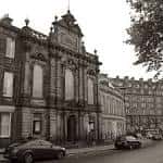 Vista exterior de la fachada histórica de St Mark's Unitarian Church en sepia