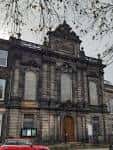 Fachada principal de la iglesia con detalles arquitectónicos y puerta de madera