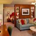 Interior de suite con sala de estar y zona de descanso