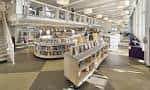Interior amplio de la biblioteca con estanterías circulares y escaleras