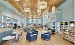Interior moderno de la biblioteca con mobiliario cómodo y buena iluminación