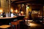 Interior acogedor del Whighams Wine Cellars con barra de vino y ambiente cálido