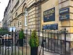 Fachada exterior del Whighams Wine Cellars en Edinburgh con letrero visible