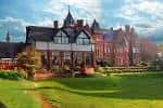 Vista exterior del Bestwood Lodge Hotel con jardines y arquitectura victoriana