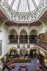 Interior del vestíbulo principal con cúpula de cristal y detalles arquitectónicos históricos