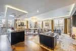 Interior espacioso con cocina y zona de estar, ideal para eventos sociales