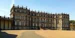 Vista exterior de Hopetoun House con su fachada clásica y jardines