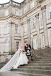 Pareja de novios en las escaleras principales del palacio durante una boda