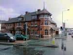 Vista exterior del Trent Bridge Inn en Nottingham, edificio de ladrillo rojo con arquitectura victoriana