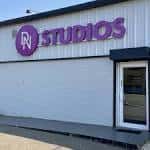 Fachada exterior del DN Studios con logotipo visible
