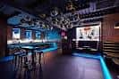 Interior del bar de SOHO Liverpool con barra iluminada en azul y ambiente nocturno