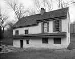 Fachada histórica del edificio principal en blanco y negro
