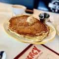 Plato de pancakes servido en el restaurante Percy Diner & Bar
