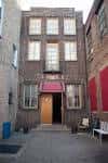 Fachada exterior del Ruba Club en Philadelphia con entrada y detalles arquitectónicos