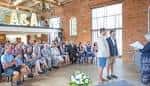 Ceremonia de boda en el interior del salón con invitados sentados