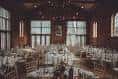 Salón principal vacío preparado para un evento con grandes ventanales