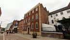 Vista exterior del People's Hall en Nottingham, mostrando su fachada de ladrillo rojo y arquitectura georgiana