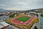 Vista aérea del complejo McCarthey Family Track & Field con pista de atletismo y campo central