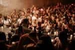 Público disfrutando de un evento en el interior del lugar