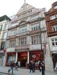 Vista exterior de la fachada histórica de la librería Stanfords en Londres