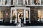Fachada principal de RSA House con pareja de novios en la entrada