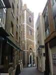 Vista de la fachada de St Mary-at-Hill Church desde Lovat Lane