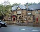 Fachada principal de The Big Tree desde la calle Chesterfield Road