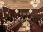 Interior del restaurante con mesas dispuestas y lámparas colgantes