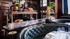 Área de bar con decoración elegante y asientos tapizados