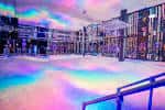Espacio amplio del local con iluminación multicolor y estructura moderna