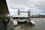 Vista del muelle Tower Millennium Pier con el Tower Bridge al fondo y un barco atracado