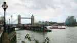 Panorámica del río Támesis desde el muelle, mostrando el Tower Bridge y el City Hall en la distancia
