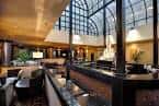 Interior del lobby con zona de estar y barra