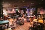 Interior del Moonshine Saloon con mesas y sillas de estilo oeste