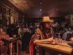 Cliente disfrutando en el interior del Moonshine Saloon