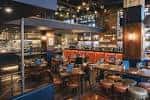 Interior del bar Balls Brothers Austin Friars con mesas y barra