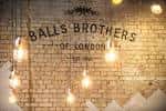 Detalle de la pared de ladrillo con el nombre Balls Brothers of London