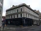 Fachada exterior del edificio donde se encuentra The Joiner On Worship en Shoreditch, Londres