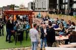 Vista del rooftop bar Queen of Hoxton con zona de césped y gente socializando