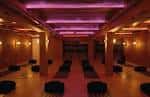 Interior del espacio principal con iluminación ambiental y mobiliario para eventos