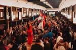 Interior del BOXHALL City con multitud de personas celebrando un evento