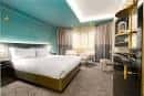Habitación doble moderna con cama king size y decoración elegante